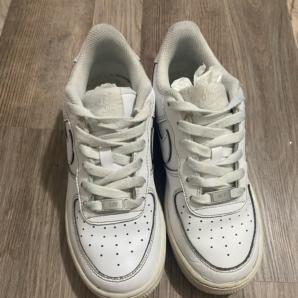 Nike White Sneakers Classic Low-Top Design